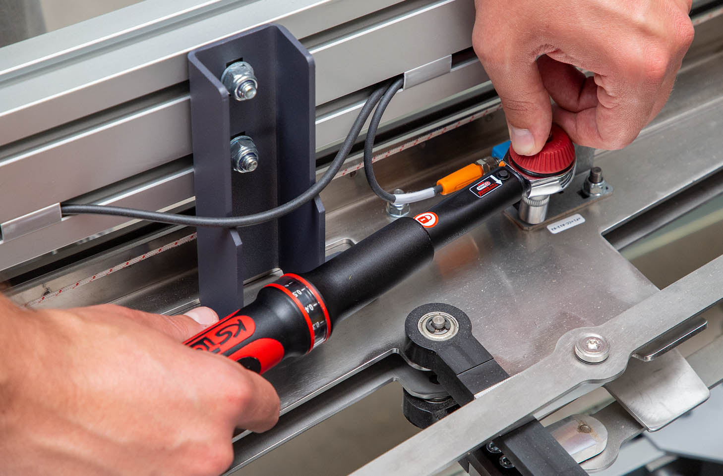 KS TOOLS | ERGOTORQUE®precision Momentsleutel met draaiknop-omsteek-ratelkop