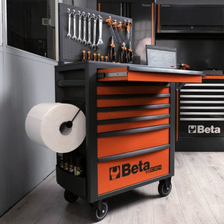 Beta RSC24/7 in gebruik in een werkplaats met papierrolhouder en uitgeschoven werkblad